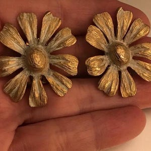 Vintage Park Lane Gold tone Daisy Flower Clip on Earrings Signed