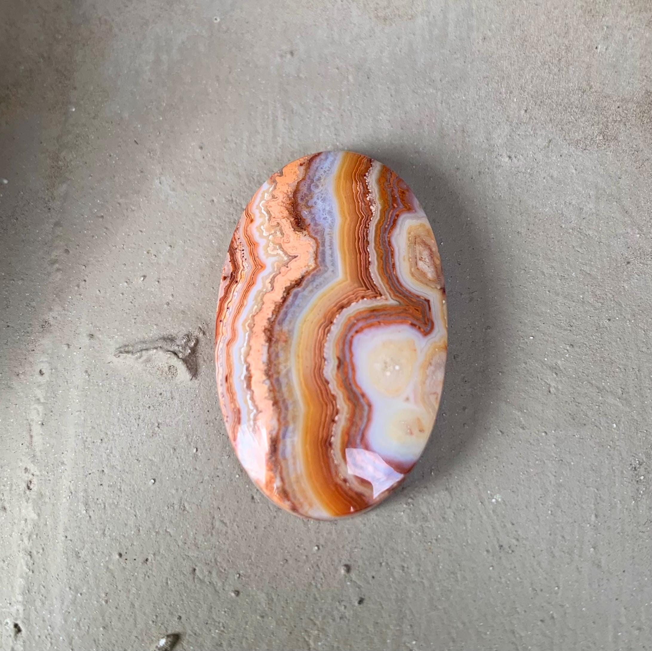 cabochon of red lace agate
