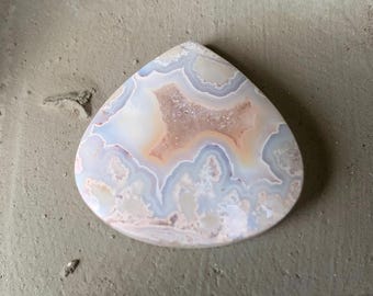 cabochon of lace agate