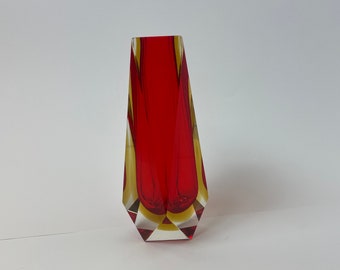 Vaso vintage in vetro sommerso di Murano sfaccettato rosso, giallo, trasparente