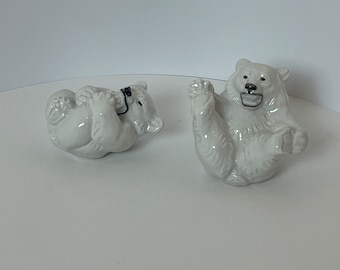 Royal Copenhagen - deux petites figurines d'oursons polaires couchés/joueurs
