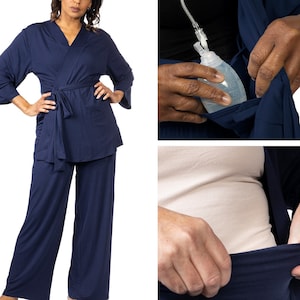 Puede incluir: Un conjunto de pijama azul marino con una parte superior de envoltura y pantalones de pierna ancha. La parte superior tiene un cinturón de corbata y los pantalones tienen una cintura ancha. El conjunto está diseñado para la comodidad y la facilidad de movimiento.