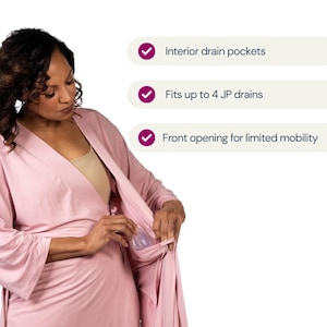 Puede incluir: Bata rosa claro con bolsillos interiores para drenajes, diseñada para hasta 4 drenajes JP y una abertura frontal para movilidad limitada. La bata está hecha de una tela suave y fluida.