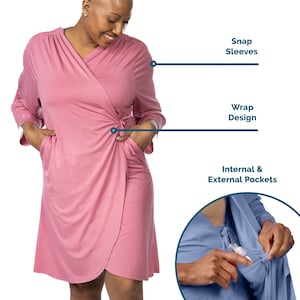 Puede incluir: Una bata rosa de estilo envolvente con mangas de presión y bolsillos internos y externos. La bata está hecha de un material suave y cómodo y presenta un diseño envolvente.