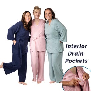 Puede incluir: Tres mujeres vistiendo pijamas de diferentes colores con bolsillos de drenaje interiores. El texto "Interior Drain Pockets" es visible en la imagen.