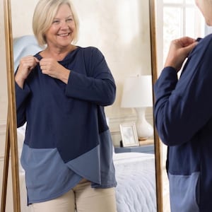 Op de afbeelding: Een top met lange mouwen en een color-block ontwerp met een donker marineblauw bovendeel en een lichter blauw onderste deel. Het kledingstuk heeft een overslag aan de voorzijde met een asymmetrische zoom, een ronde halslijn en een ruimvallend model.