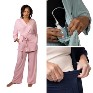 Puede incluir: Un conjunto de pijama de dos piezas con una parte superior de envoltura y pantalones. La parte superior es de color rosa claro y tiene un lazo en la cintura. Los pantalones también son de color rosa claro y tienen una pierna ancha. El pijama está hecho de una tela suave y cómoda.
