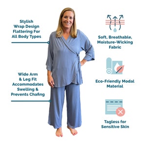 Puede incluir: Una mujer con un conjunto de pijama azul claro estilo envolvente. El conjunto incluye una parte superior envolvente y pantalones de pernera ancha. La imagen destaca características como tejido suave, transpirable y que absorbe la humedad, material modal ecológico y diseño sin etiquetas.