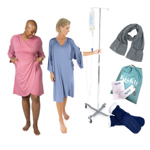 Puede incluir: Dos mujeres con batas de hospital azules y rosas, una con un poste de suero. La imagen también muestra una bufanda de punto gris, una bolsa de cordón azul con la palabra "Kickli" en ella y calcetines peludos azules con la palabra "Kickli" en ellos.