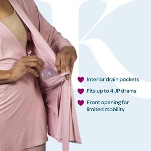 Puede incluir: Una bata rosa claro con bolsillos interiores para drenajes. La bata tiene una abertura frontal y está diseñada para adaptarse a hasta 4 drenajes JP. La bata está hecha de un material suave y cómodo.