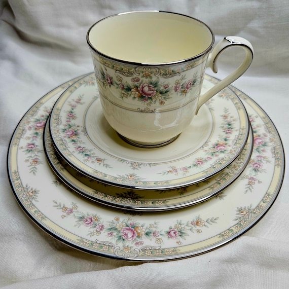 NOEVIR Dramatic Roseセット Pink Rose Ivory China With Platinum Trim Dinnerware Sets