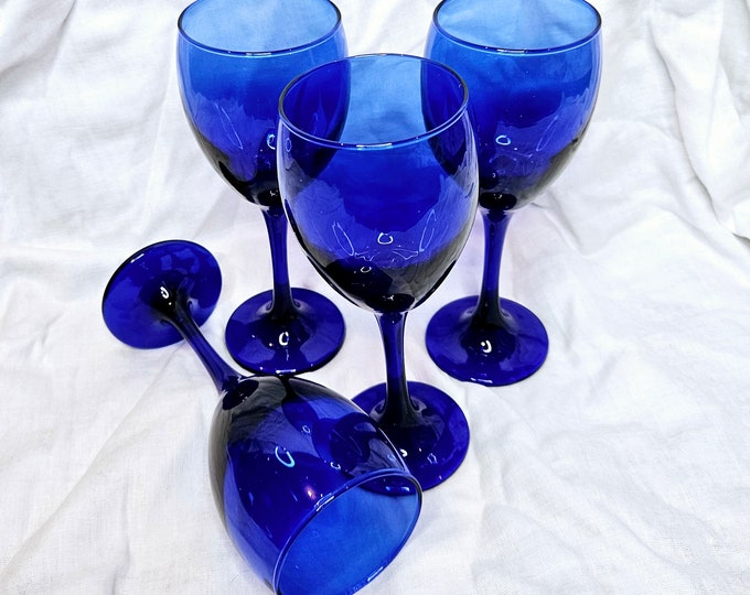 Elegant Set of Cobalt Blue Wine Glasses Perfect for Sophisticated