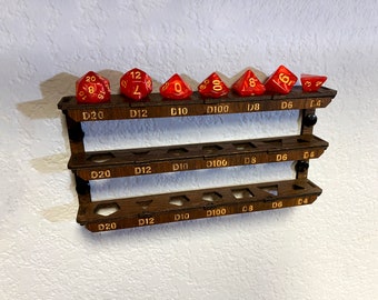 Porte-dés étiqueté mural en bois et présentoir pour jeu de dés TTRPG standard