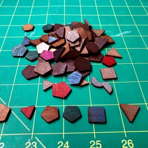 Formas de corte a laser de madeira para tokens e marcadores de RPG de mesa ou artesanato