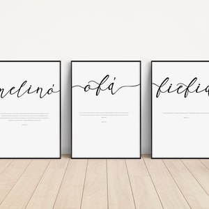 Op de afbeelding: Drie zwarte ingelijste prints met witte achtergronden en zwarte kalligrafie. De prints tonen de woorden "melino", "ofá" en "fiefía".