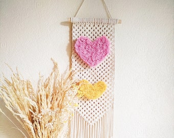 Colgante de pared con forma de corazón de macramé, macramé rosa y amarillo, colgante de pared con arte de fibra, decoración de pared en tonos pastel, decoración de habitación infantil, dormitorio y sala de estar en color rosa