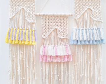 Tapiz de macramé en tonos pastel, decoración bohemia para habitación infantil con olas del océano, arte costero con flecos.