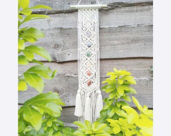 Colgante de pared de macramé con piedras de cristal de chakras, decoración espiritual bohemia.