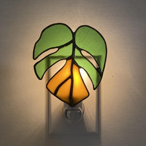 Stained Glass Monstera Leaf Night Light – Handmade Tropical Plug-In Lamp.