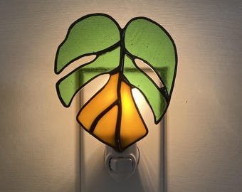 Stained Glass Monstera Leaf Night Light – Handmade Tropical Plug-In Lamp.