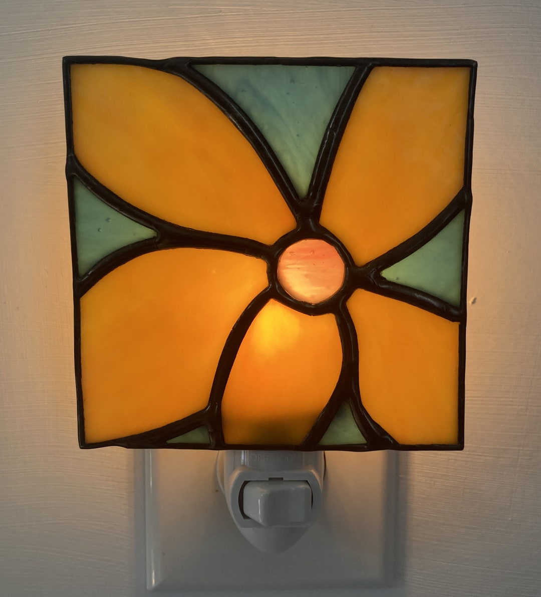 Stained Glass Flower Night Light, Charming Daisy Art and Decorative Piece That Brings the Beauty