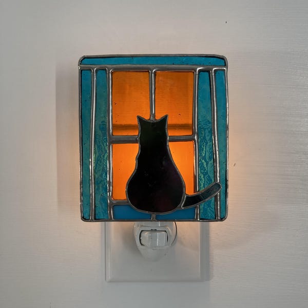 Stained Glass Cat Night Light – a perfect blend of art, functionality, and charm.