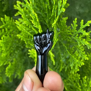 Wisiorek z czarnego onyksu w kształcie pięści z zawieszką Figa Charm | Wisiorek z kamienia szlachetnego Fist | Rzeźbiony wisiorek z onyksu Fist | Wisiorek Fist