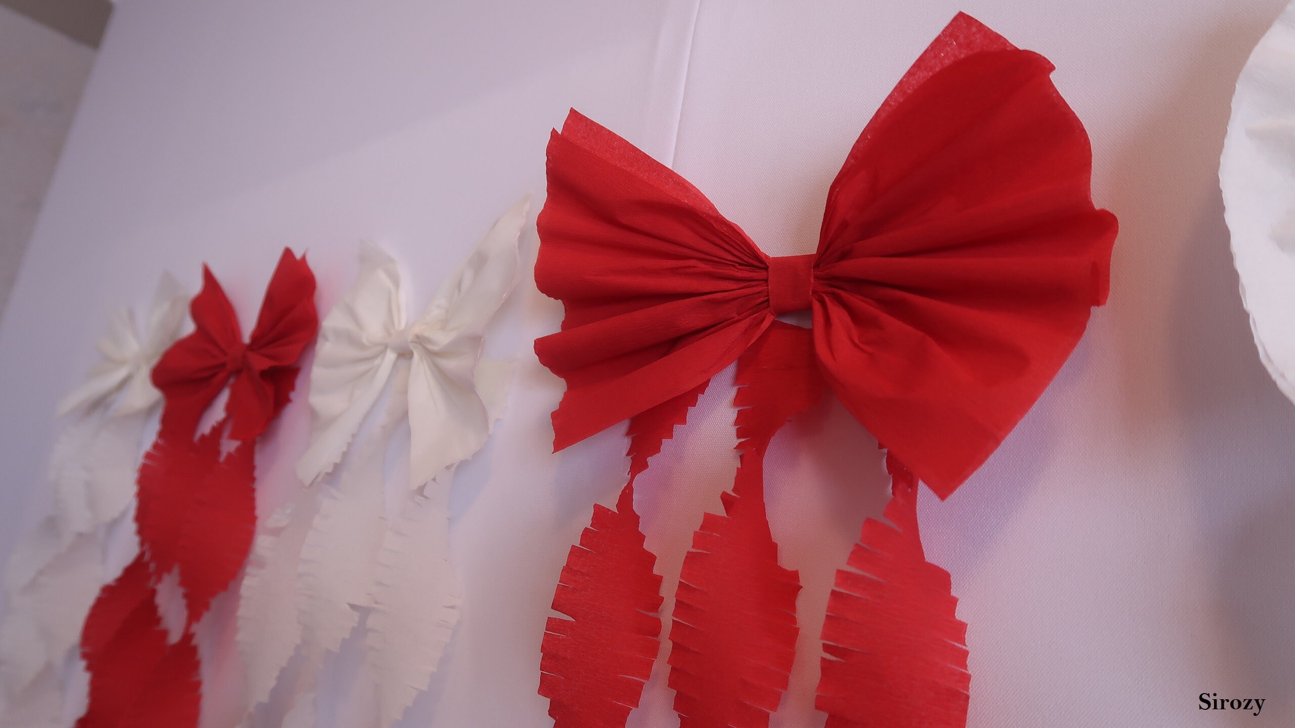 Red & White Christmas Decoration Bow With Crepe Paper Streamers, Christmas  Backdrop, Birthday Party Decoration, Anniversary Decoration 
