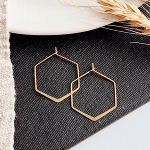 Vederlichte zeshoekige oorringen van gehamerd messing - minimalistische sieraden, ideaal cadeau voor verjaardagen, Valentijnsdag en Moederdag
