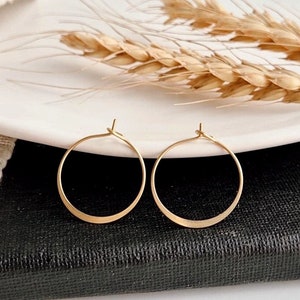 Delicate round hoop earrings made of sustainable brass – available in 4 sizes (2 cm, 2.5 cm, 3 cm, 3.5 cm), lightweight and elegant, a perfect gift