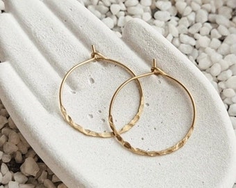 Round hoop earrings gold-colored / hammered brass / a pair of earrings / simple design / diameter 2.5 cm or 4 cm