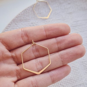 Hexagon hoop earrings gold colored / hammered brass / a pair of earrings / simple design / creative gift image 2