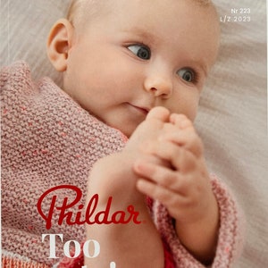 Può includere: Un bambino che indossa un maglione a righe rosa e bianco con il testo "Too cute!" e il logo "Phildar" su di esso.