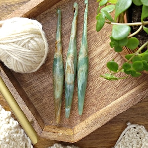 Discover the pinnacle of crochet luxury with this set of beautifully crafted Furls crochet hooks. Designed for comfort and style, these hooks feature ergonomic handles and high-quality materials for a smooth crocheting experience