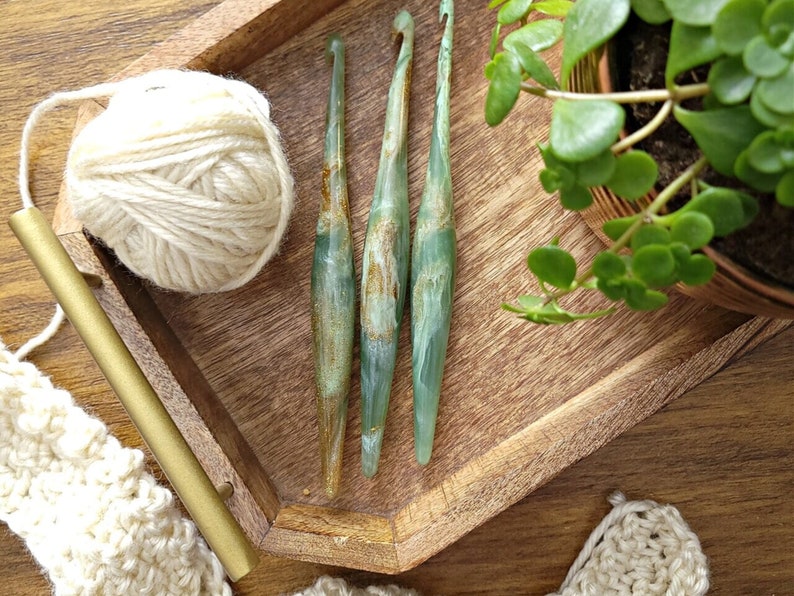 Discover the pinnacle of crochet luxury with this set of beautifully crafted Furls crochet hooks. Designed for comfort and style, these hooks feature ergonomic handles and high-quality materials for a smooth crocheting experience