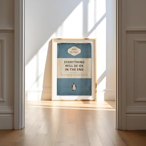 Peut inclure: Une impression encadr&eacute;e d'une couverture de livre avec un fond bleu et une illustration de pingouin. Le titre est "Tout ira bien &agrave; la fin" et le sous-titre est "Si ce n'est pas bien, ce n'est pas la fin".