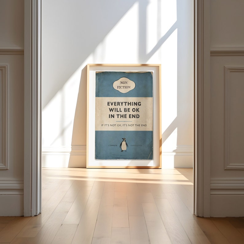Peut inclure: Une impression encadr&eacute;e d'une couverture de livre avec un fond bleu et une illustration de pingouin. Le titre est "Tout ira bien &agrave; la fin" et le sous-titre est "Si ce n'est pas bien, ce n'est pas la fin".