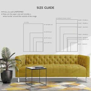 Peut inclure: Un guide des tailles pour les impressions non encadr&eacute;es, montrant les diff&eacute;rentes tailles disponibles en pouces et en centim&egrave;tres. Le guide comprend &agrave; la fois les tailles A et les tailles internationales. L'image montre &eacute;galement un canap&eacute; jaune et une table d'appoint noire.