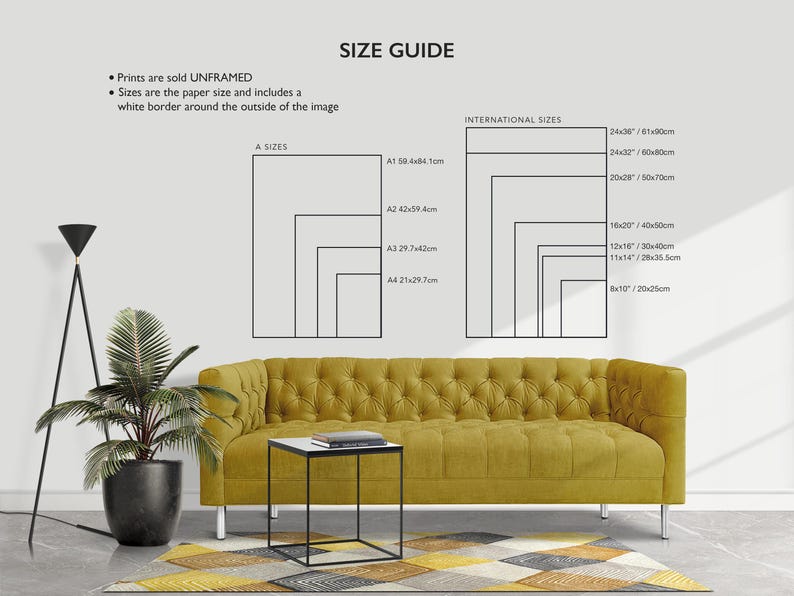 Peut inclure: Un guide des tailles pour les impressions non encadr&eacute;es, montrant les diff&eacute;rentes tailles disponibles en pouces et en centim&egrave;tres. Le guide comprend &agrave; la fois les tailles A et les tailles internationales. L'image montre &eacute;galement un canap&eacute; jaune et une table d'appoint noire.