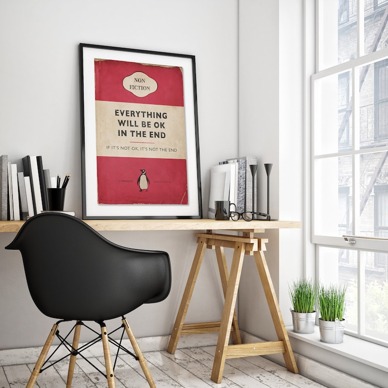 Peut inclure: Une impression encadr&eacute;e d'une couverture de livre avec le titre "Tout ira bien &agrave; la fin" et le sous-titre "Si ce n'est pas bien, ce n'est pas la fin". La couverture est rouge avec une illustration de pingouin noir.