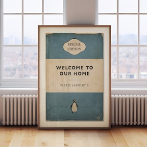 Bienvenidos a nuestra casa. Por favor, salgan a las 9. Póster de portada de libro de Penguin. Impresión de libro vintage. Regalo para un nuevo hogar. Regalo de cumpleaños para amantes de los libros.