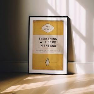 Peut inclure: Une impression encadr&eacute;e d'une couverture de livre avec un fond jaune et le texte "Tout ira bien &agrave; la fin. Si ce n'est pas bien, ce n'est pas la fin." Le titre du livre est en noir et le texte en dessous est en gris. Une illustration de pingouin se trouve en bas de la couverture.