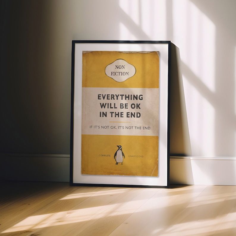 Peut inclure: Une impression encadr&eacute;e d'une couverture de livre avec un fond jaune et le texte "Tout ira bien &agrave; la fin. Si ce n'est pas bien, ce n'est pas la fin." Le titre du livre est en noir et le texte en dessous est en gris. Une illustration de pingouin se trouve en bas de la couverture.