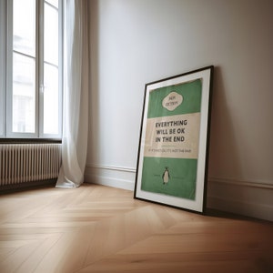 Peut inclure: Une impression encadr&eacute;e avec un fond vert et du texte blanc qui dit "NON FICTION EVERYTHING WILL BE OK IN THE END IF IT'S NOT OK, IT'S NOT THE END". Une illustration en noir et blanc d'un pingouin est au centre de l'impression.