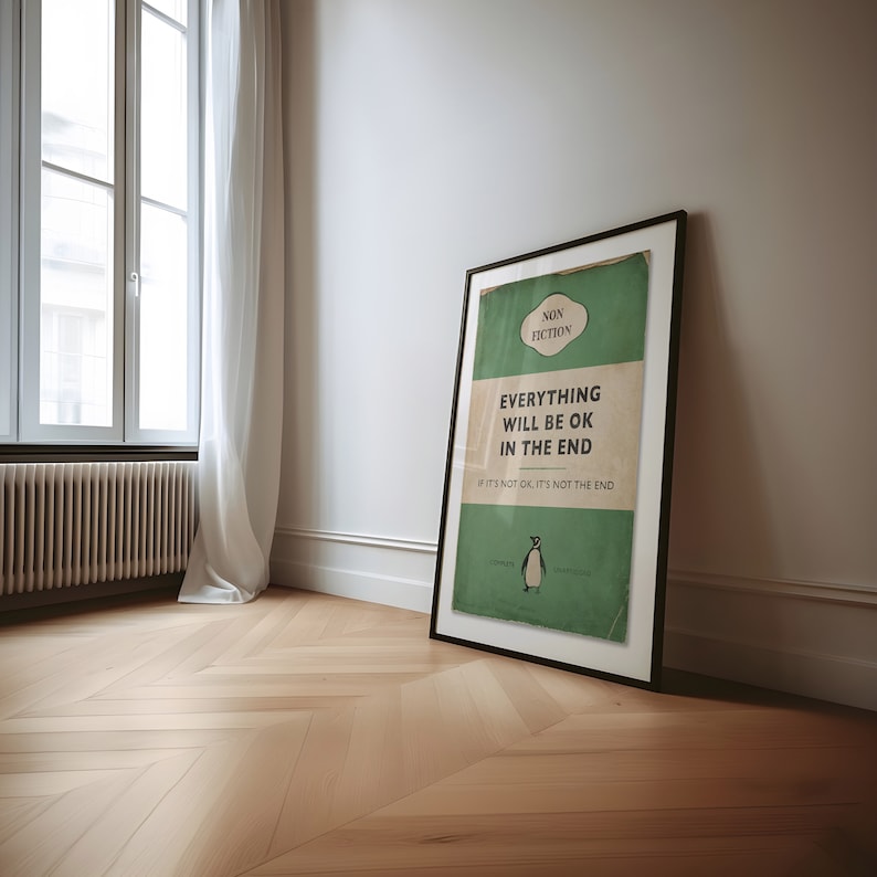 Peut inclure: Une impression encadr&eacute;e avec un fond vert et du texte blanc qui dit "NON FICTION EVERYTHING WILL BE OK IN THE END IF IT'S NOT OK, IT'S NOT THE END". Une illustration en noir et blanc d'un pingouin est au centre de l'impression.