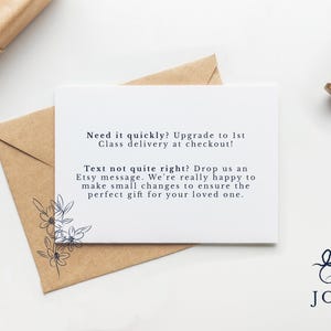 Pode incluir: Um cart&atilde;o branco com texto preto que diz "Need it quickly? Upgrade to 1st Class delivery at checkout! Text not quite right? Drop us an Etsy message. We're really happy to make small changes to ensure the perfect gift for your loved one." O cart&atilde;o est&aacute; sobre um envelope castanho com um desenho floral no canto inferior esquerdo. O cart&atilde;o est&aacute; assinado "Elsie JONES" em tinta preta.