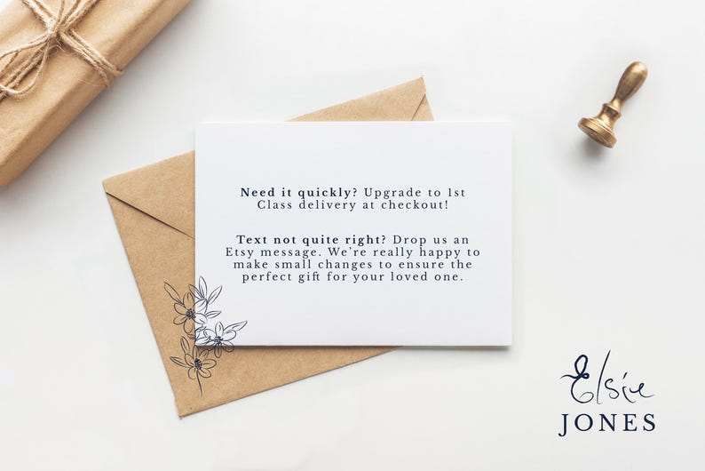 Pode incluir: Um cart&atilde;o branco com texto preto que diz "Need it quickly? Upgrade to 1st Class delivery at checkout! Text not quite right? Drop us an Etsy message. We're really happy to make small changes to ensure the perfect gift for your loved one." O cart&atilde;o est&aacute; sobre um envelope castanho com um desenho floral no canto inferior esquerdo. O cart&atilde;o est&aacute; assinado "Elsie JONES" em tinta preta.