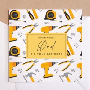 Carte d'anniversaire personnalisée pour papa | Carte d'anniversaire pour grand-père | Carte de jeu de mots « Down the Tools » | Joyeux anniversaire DIY