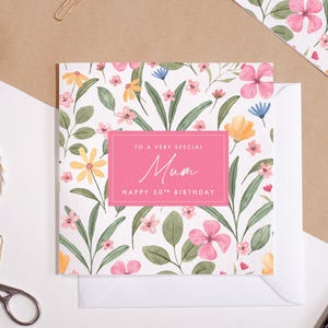 Pode incluir: Um cart&atilde;o de anivers&aacute;rio floral rosa com um ret&acirc;ngulo rosa no centro que diz "To a very special Mum Happy 50th Birthday".