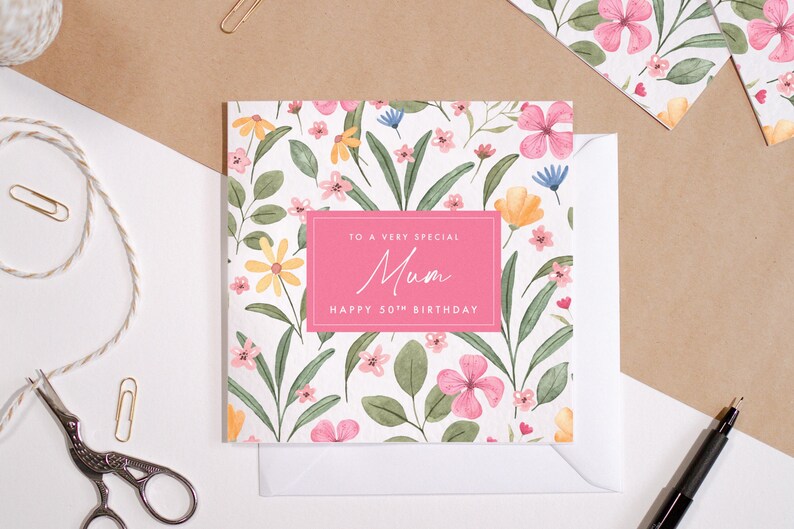 Pode incluir: Um cart&atilde;o de anivers&aacute;rio floral rosa com um ret&acirc;ngulo rosa no centro que diz "To a very special Mum Happy 50th Birthday".